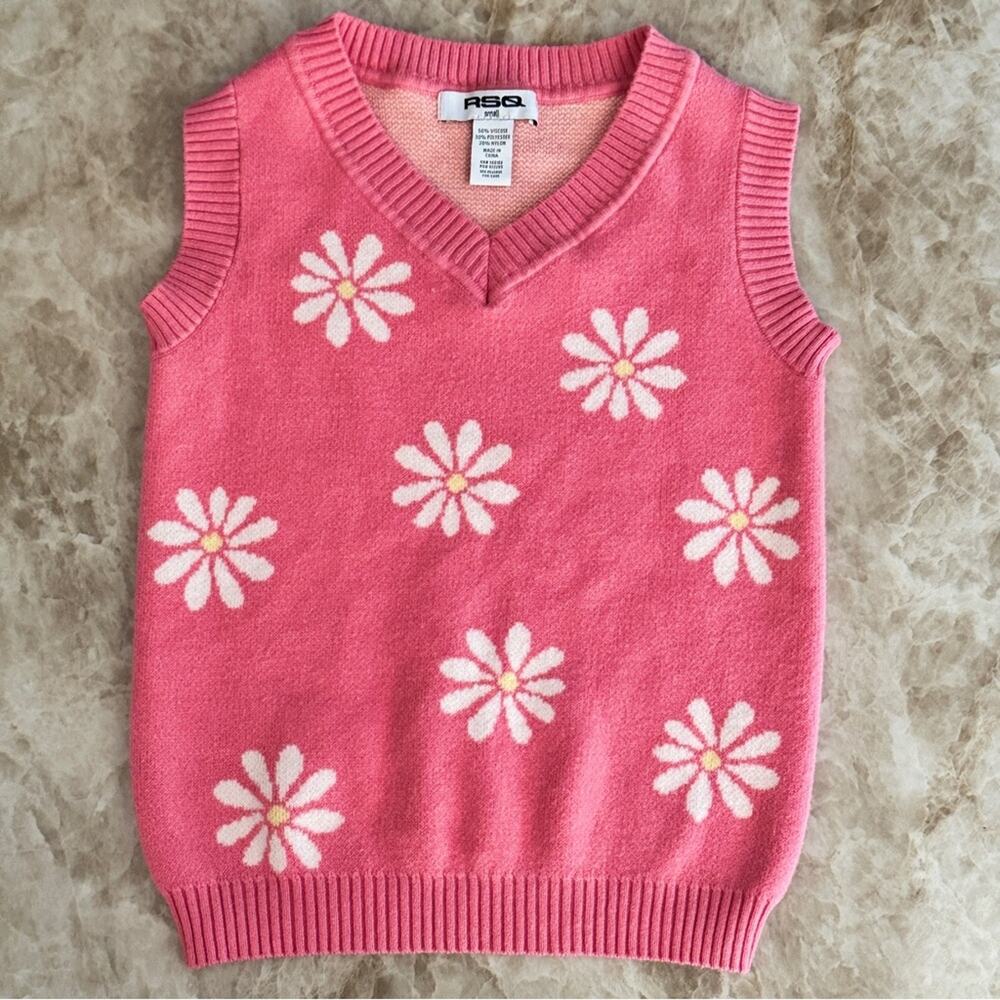 Tilly’s RSQ Girls lightacedemia pink & white daisy print knit Sweater Vest small